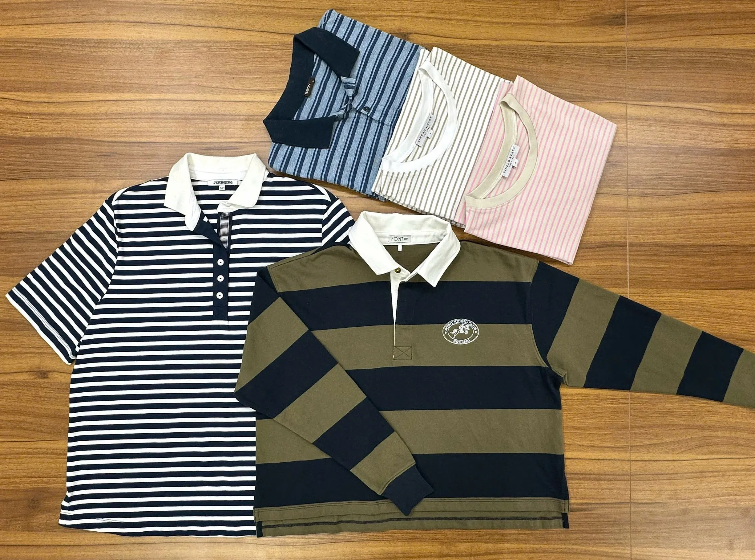  Short-sleeve T-shirt with horizontal feeder stripes from single jersey knit fabric.